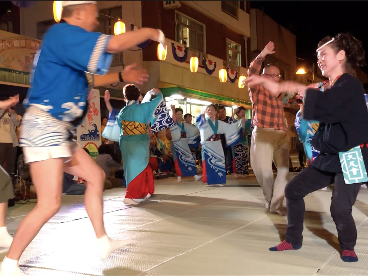 まさに昔の宴席を思わせる『座ハイヤ』。ハイヤ節はこの町から広まったが、外から入ってきたものとして茨城・大洗起源の《磯節》が歌い継がれ、《牛深磯節》《加世浦磯節》として親しまれている