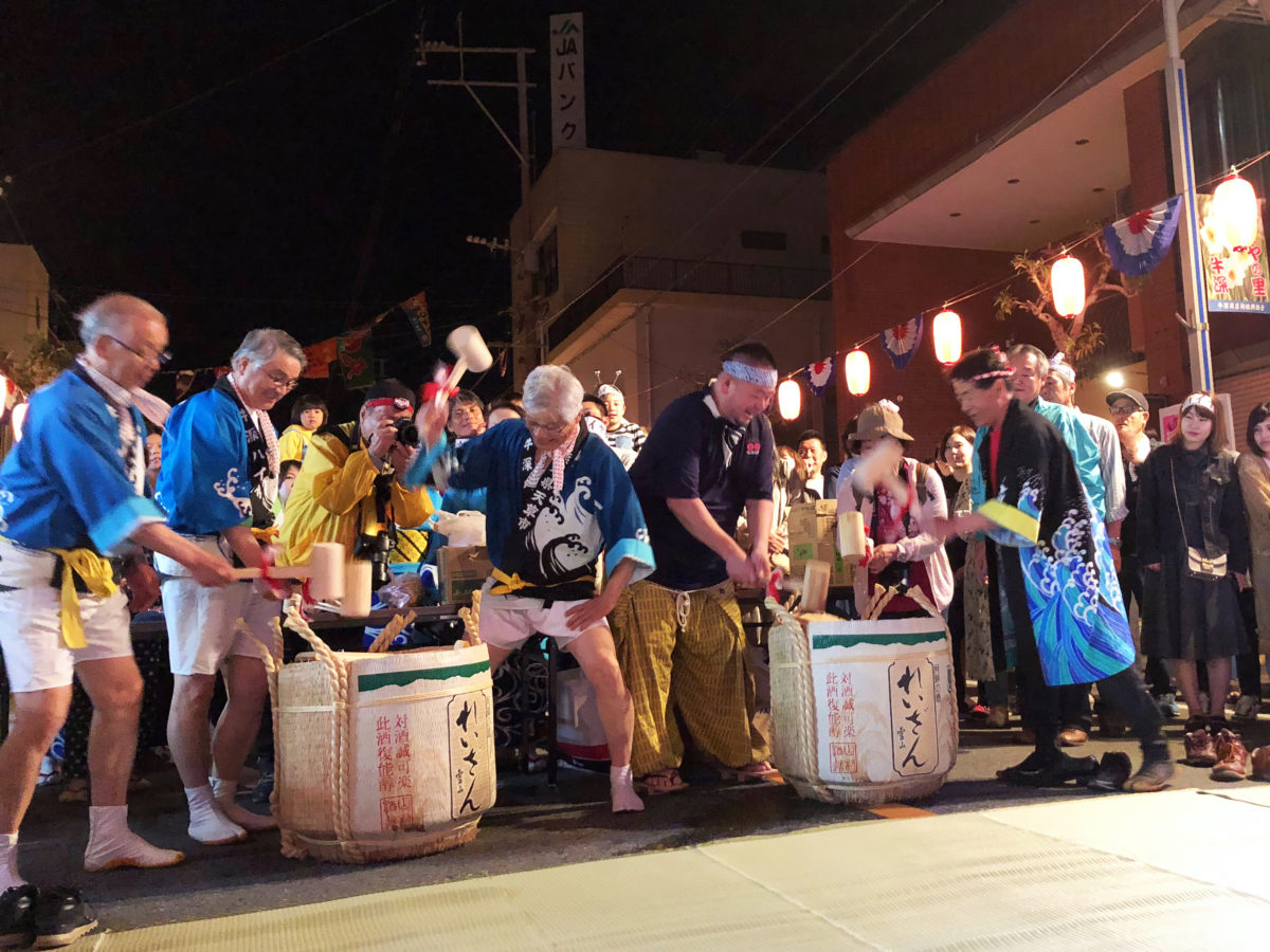 『座ハイヤ』の前に行われる日本酒菰樽（こもだる）の鏡開き。筆者も参加させていただく