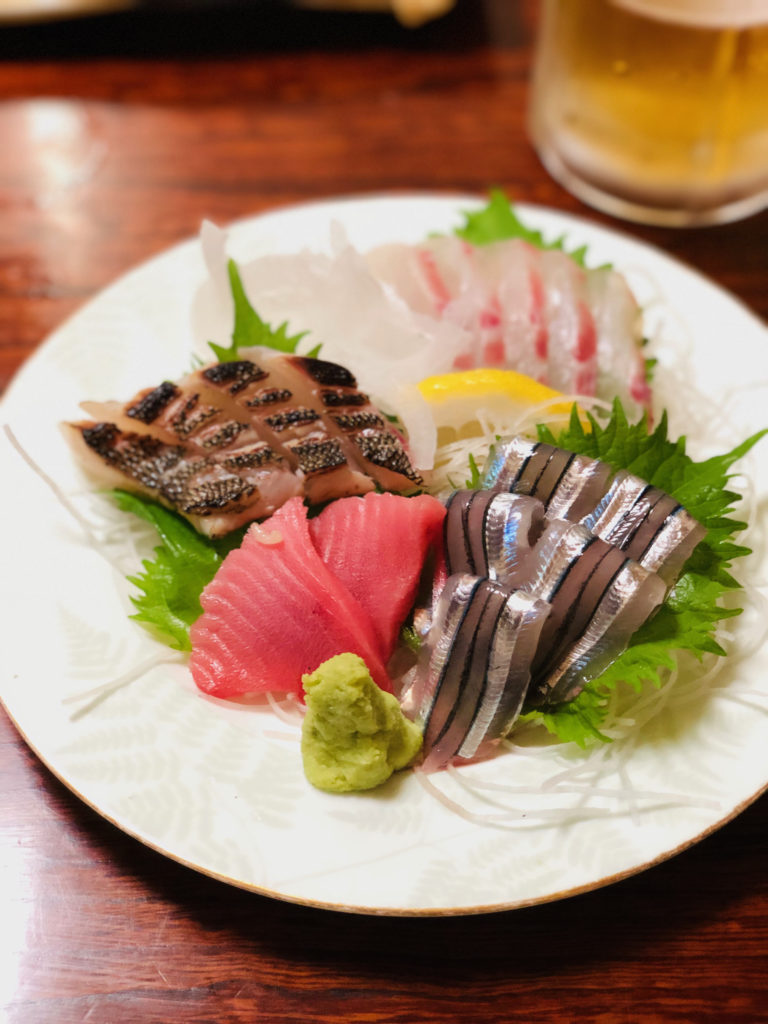 牛深でいただく刺身はまさに絶品！この町で魚を口にすると、他の魚が食べられなくなるほど！