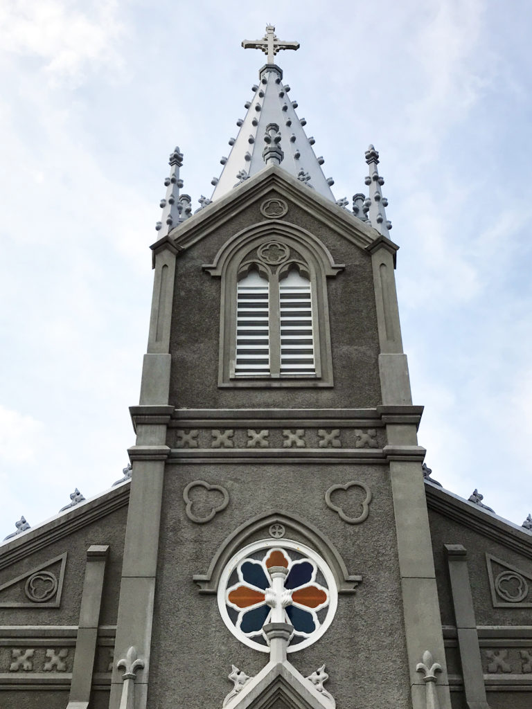 禁教下でも潜伏キリシタンとして信仰を守り続けた﨑津地区。昭和9年（1934年）に再建され、『海の天主堂』と呼ばれる、カトリック﨑津教会