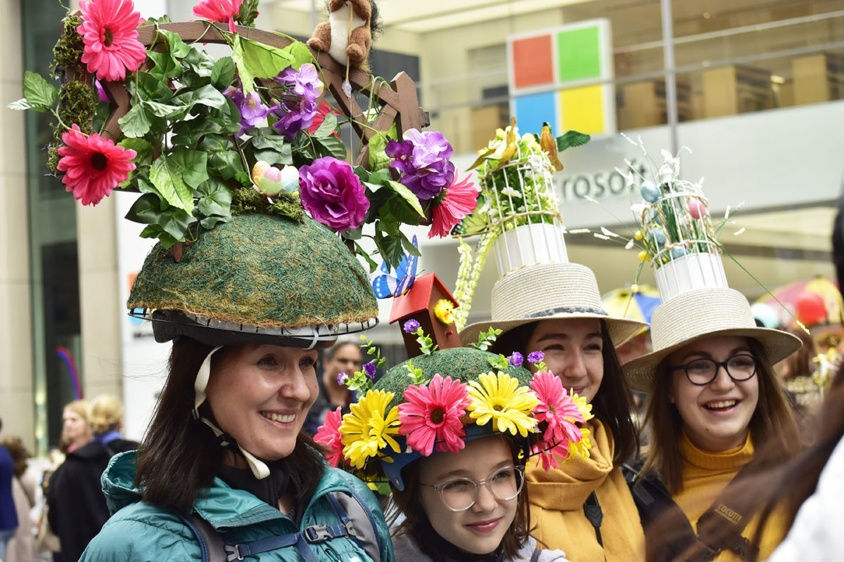 家族ぐるみの参加は多く見られます。帽子の装飾は見事にマッチング。Photo by dayedeura