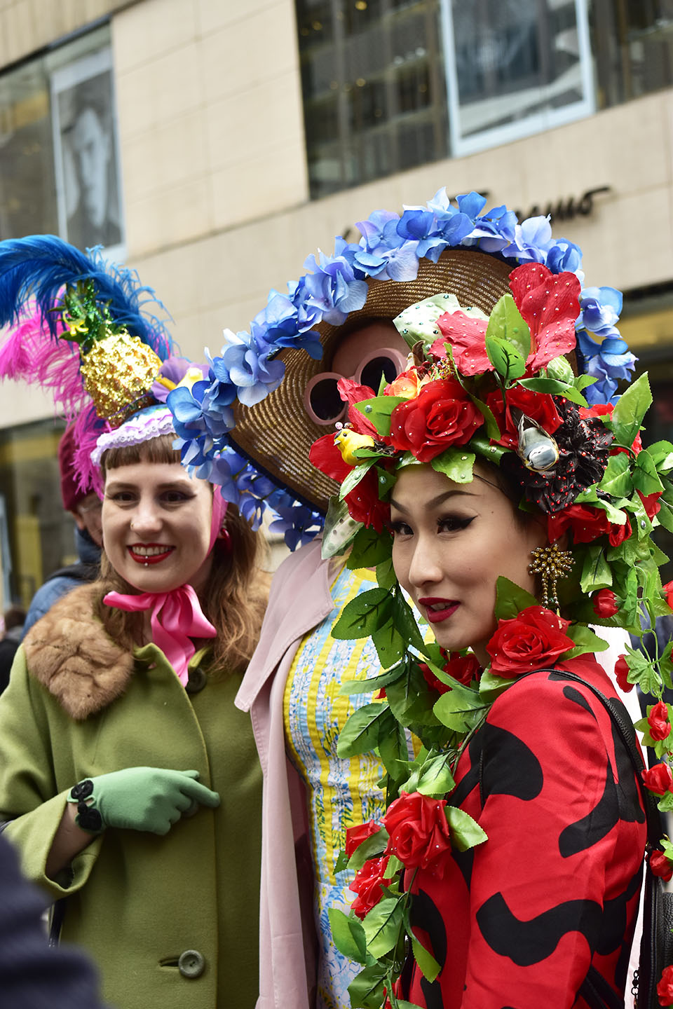 頭部のみならず、全体のコーディネートを考えた努力が伺ええますね。Photo by dayedeura