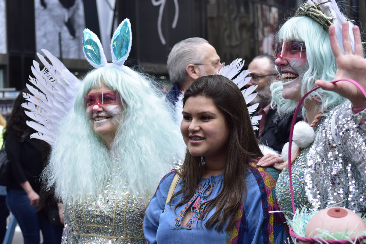 仮装した人々と写真撮影する一般参加者は数多いのですが、皆さんとてもフレンドリーに対応してくれます。