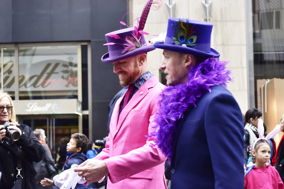 カラフル、シンプル、スタイリッシュが特徴のゲイカップルたちのいで立ちです。Photo by dayedeura