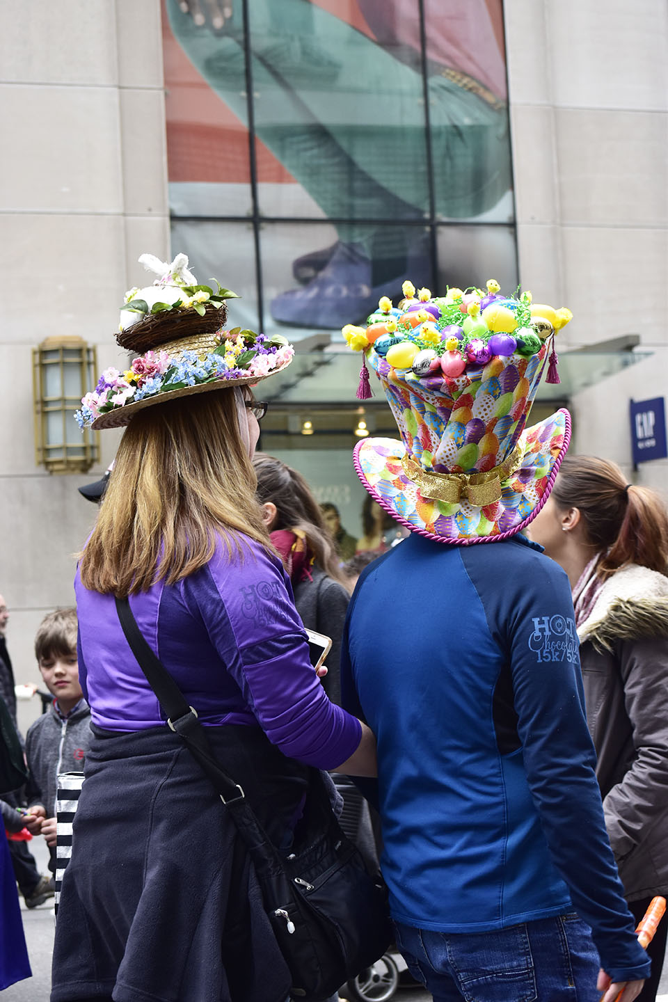 さり気なくコーディネートされた帽子を被り闊歩するカップル。