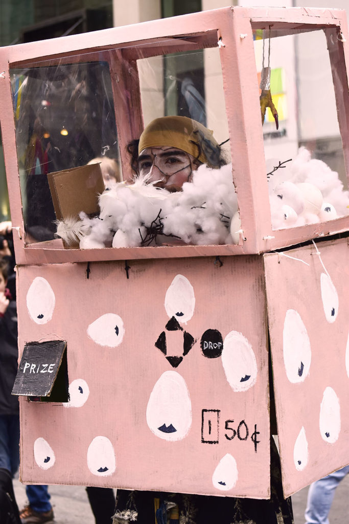 こちらは、卵の絵があるのでイースターを意識してはいるのでしょうが、かなりユニーク。Photo by dayedeura