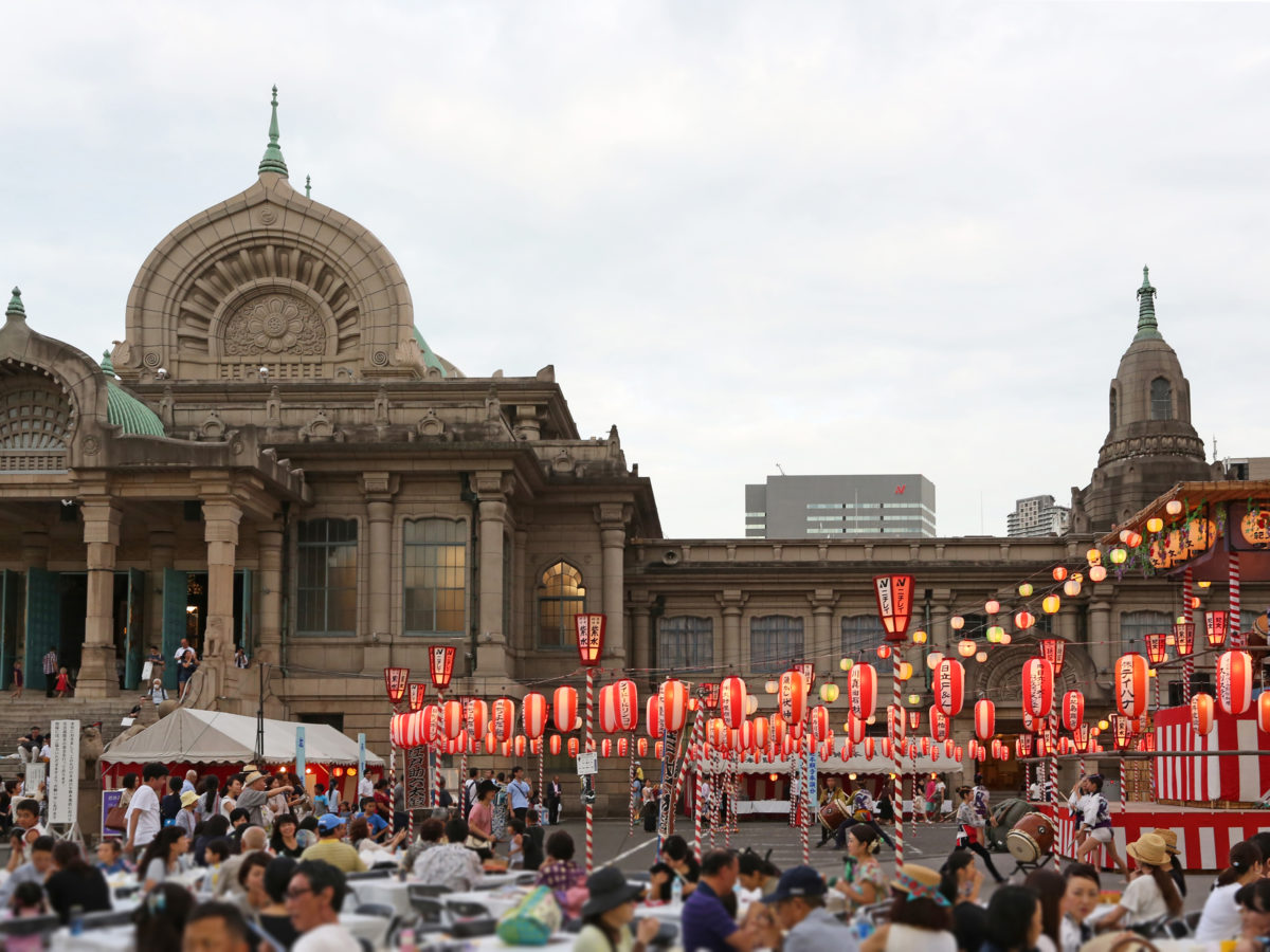 本堂と境内に設けられた櫓。盆踊り開催前から既に祭りの熱気が漂っている