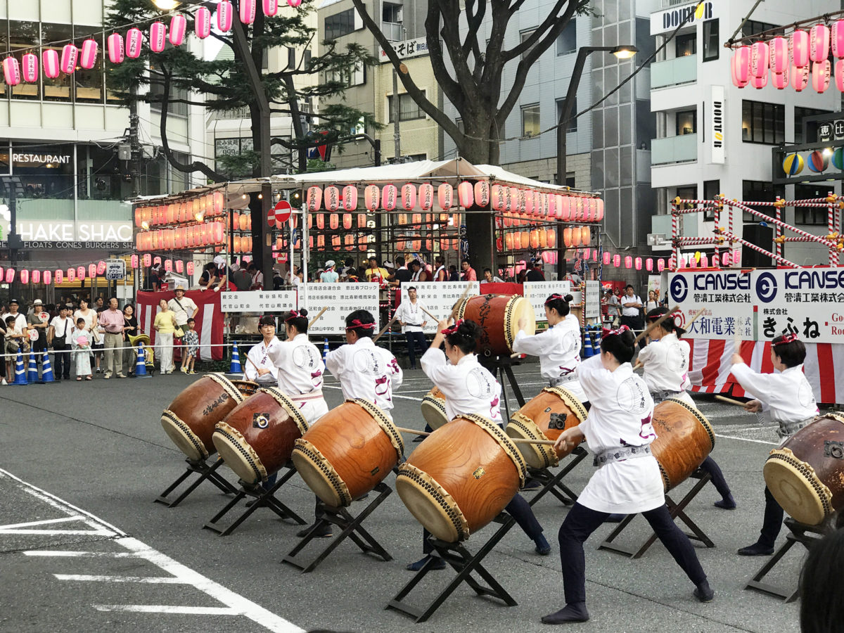 開催に先立って行われる、ゑびす太鼓の披露