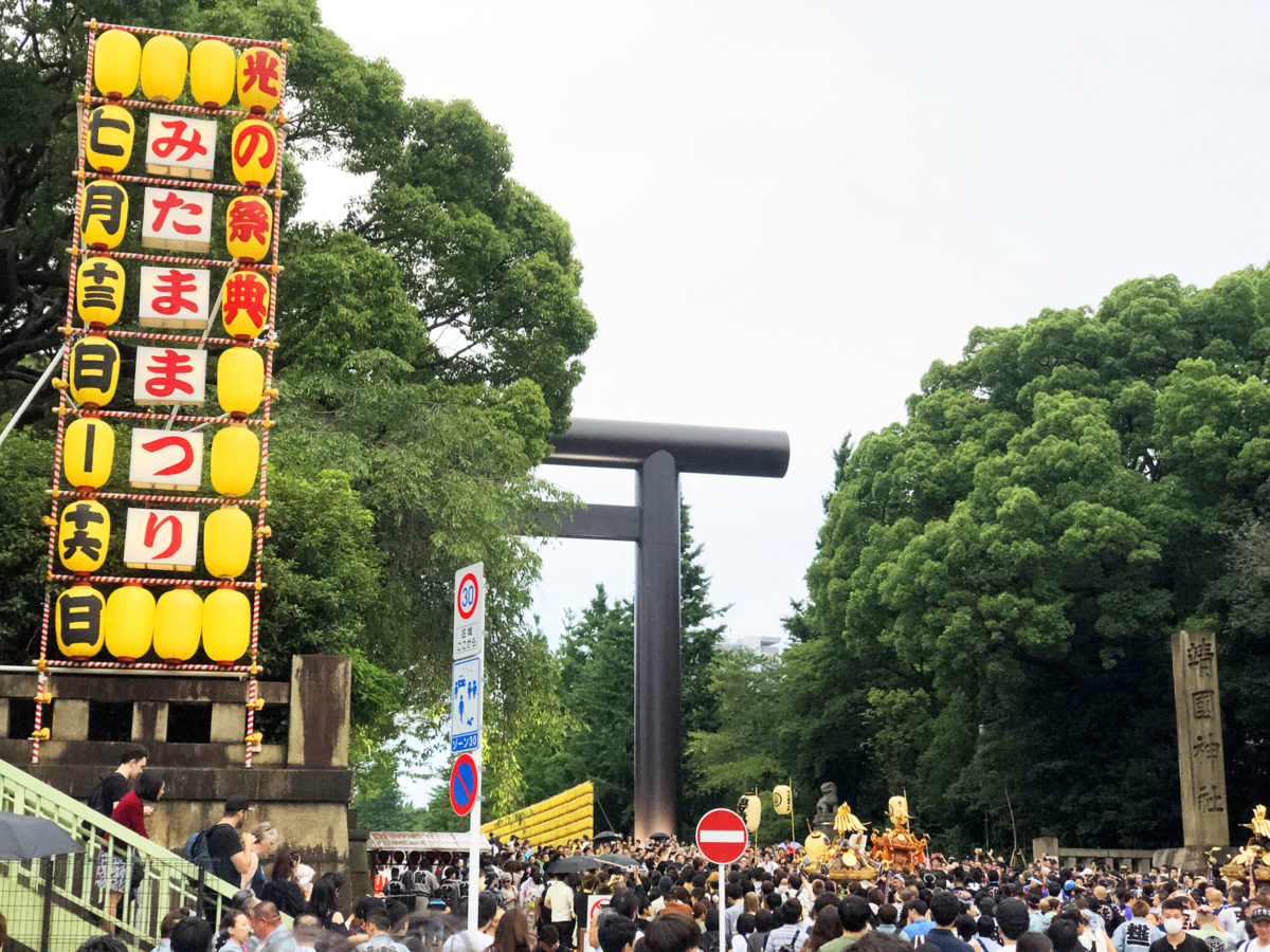 九段下駅から大鳥居まで、大変な人の数となる
