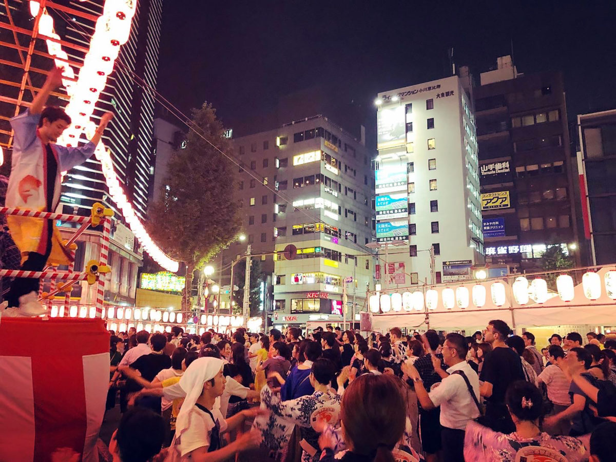 開始直後は参加者もまばらながら、やがて踊る場所を確保することも難しいほどの混雑となる