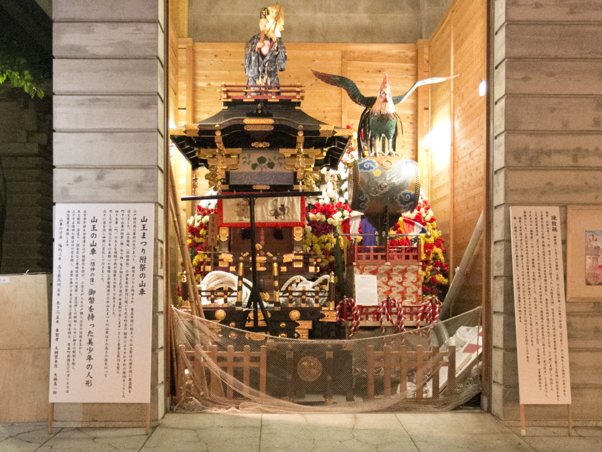 山王祭で巡幸する美少年山車(左)と諫鼓鶏(かんこどり・右)