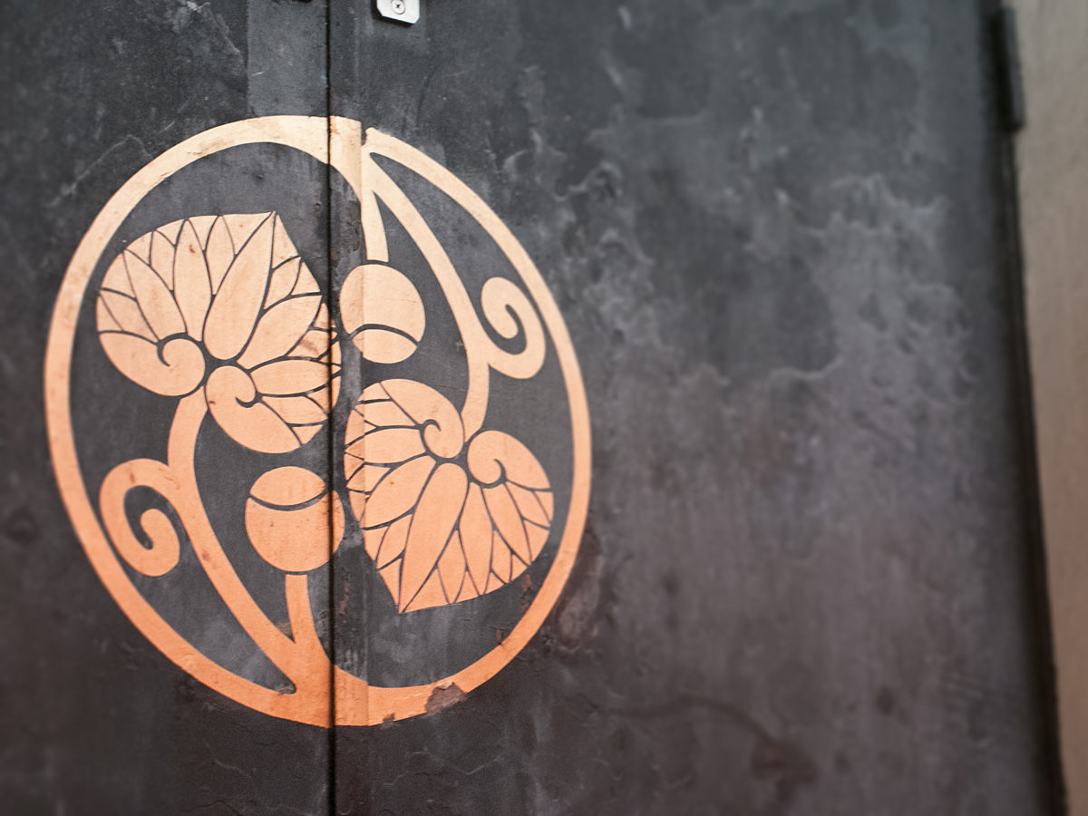 徳川家所縁の神社である証『丸に二葉葵』の紋