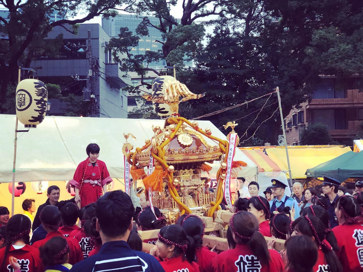 参道を進む大妻女子大学の女神輿
