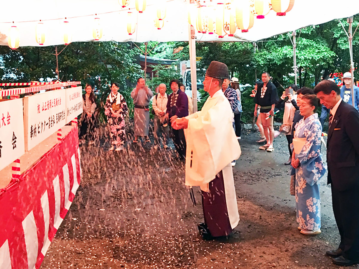 毎年盆踊り初日には、無事開催を祈願し、櫓前でお祓いが行われる