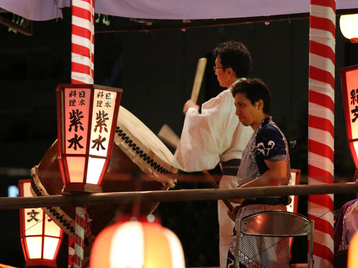 櫓の最上階で盆太鼓を奏でる、築地本願寺太鼓保存会の面々