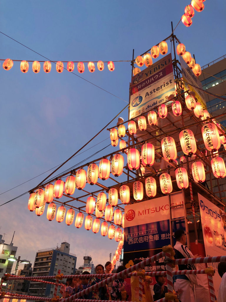 夏の風物詩といえる恵比寿の櫓。早い時間には地元の小学生たちが櫓で《YES、YES、EBISU！》を踊る