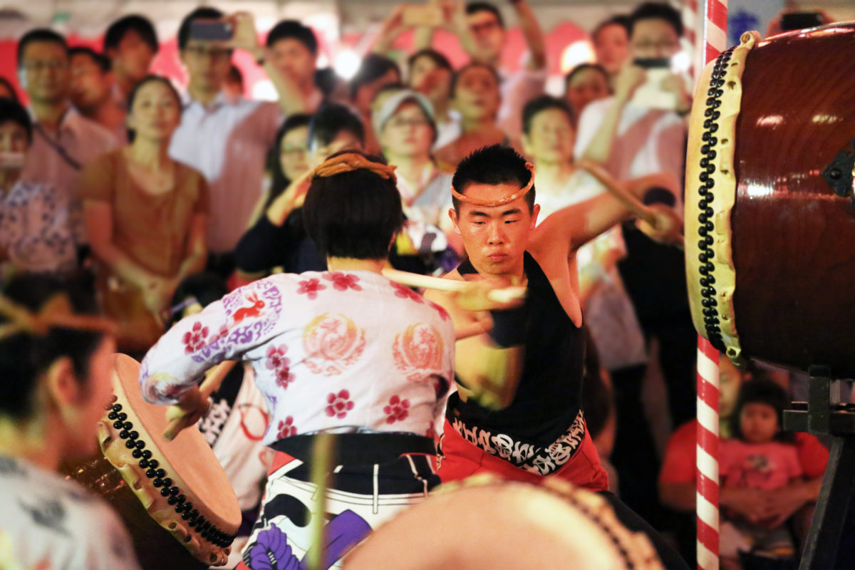 パフォーマンスでも魅せる、大江戸助六太鼓の演奏