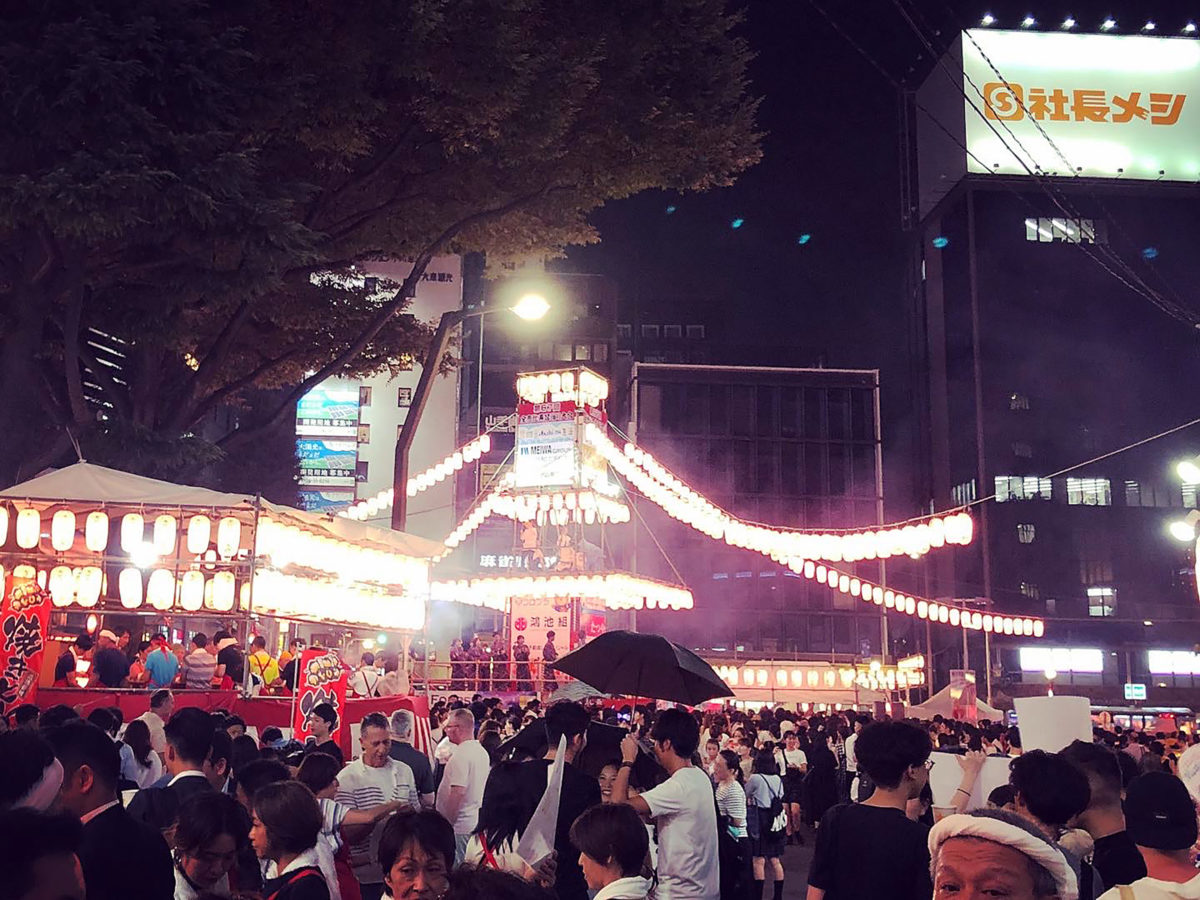 多くの飲食店の出店もあり、ちょいと一杯にも、腹ごなしにも事欠かない。無理せず休憩しながら楽しむのが恵比寿流