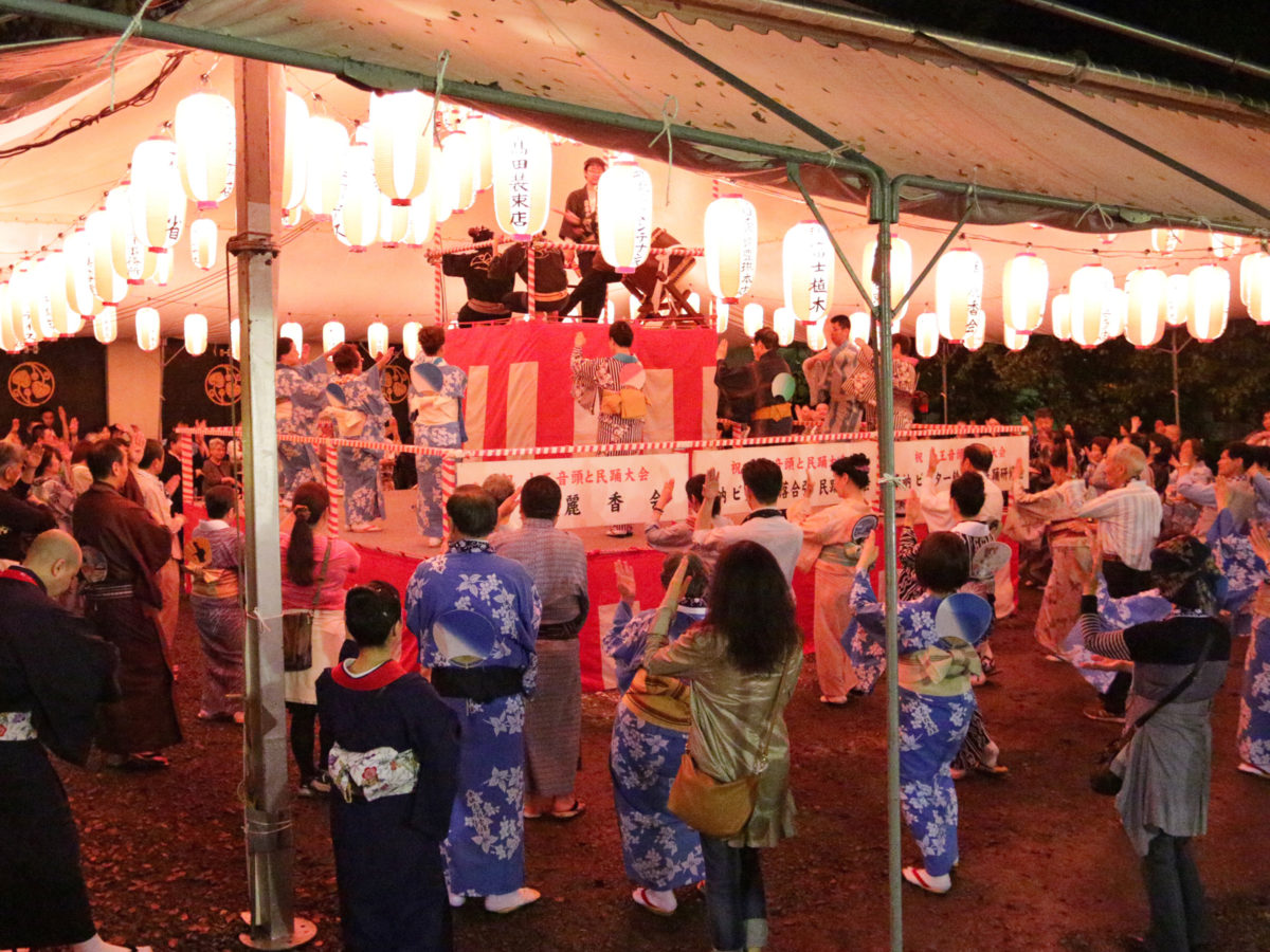 天幕が張られ、天候に関係なく開催される踊り場の風景