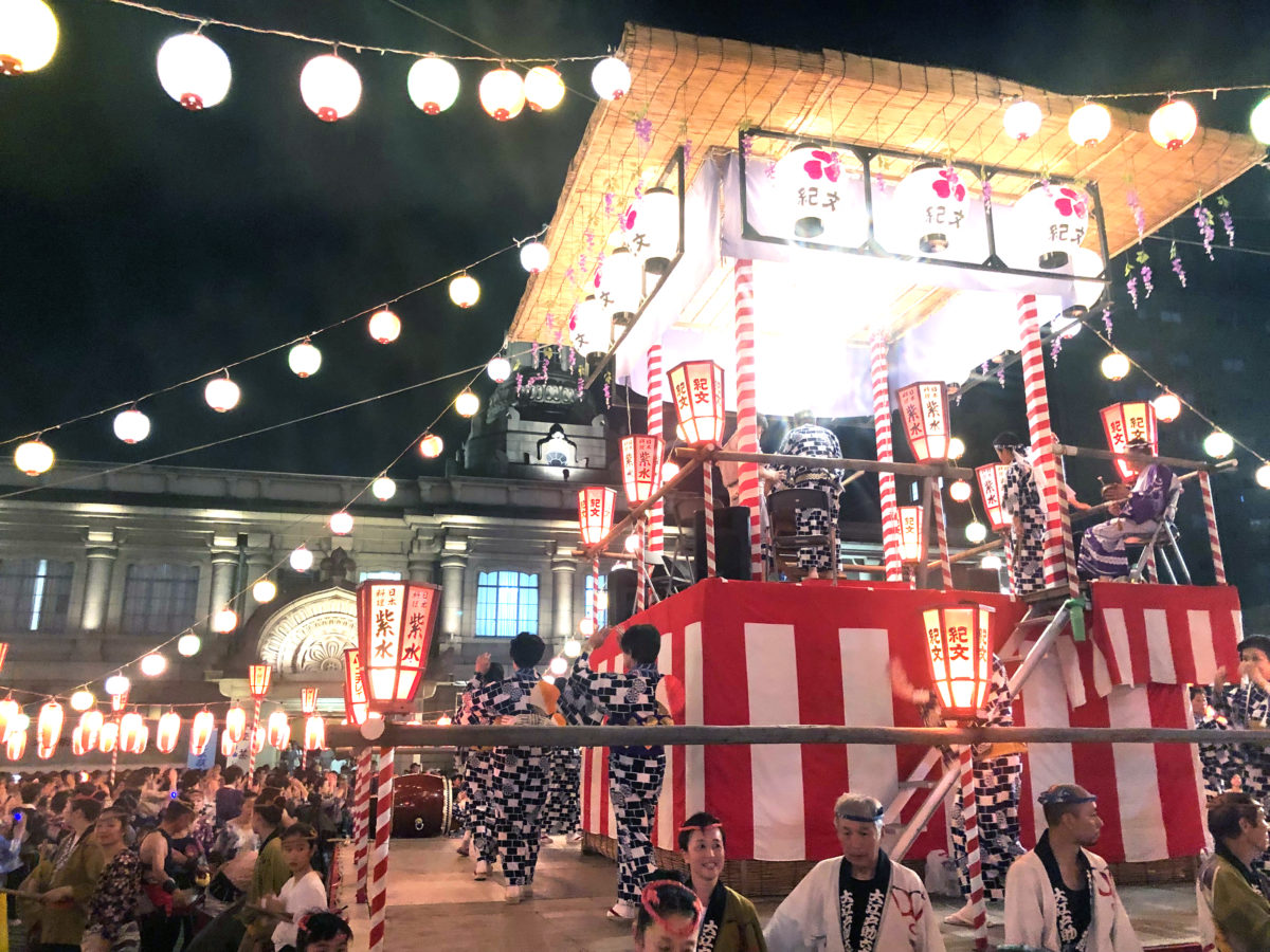 築地本願寺でしか踊れない曲を目指し、各地から踊り子たちが集結する