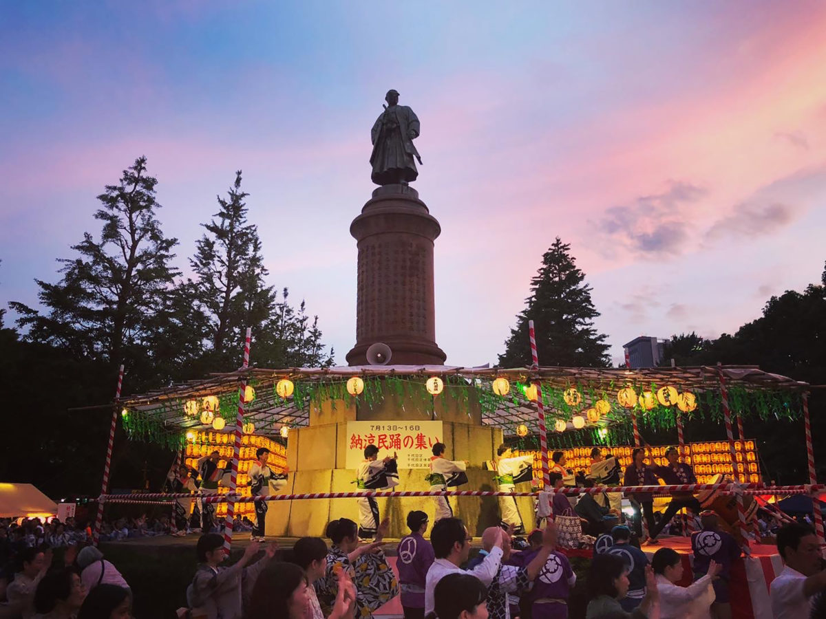 日が落ちて夜の帳が下りる頃、幻想的な雰囲気とともに、ますます冴える盆踊りムード