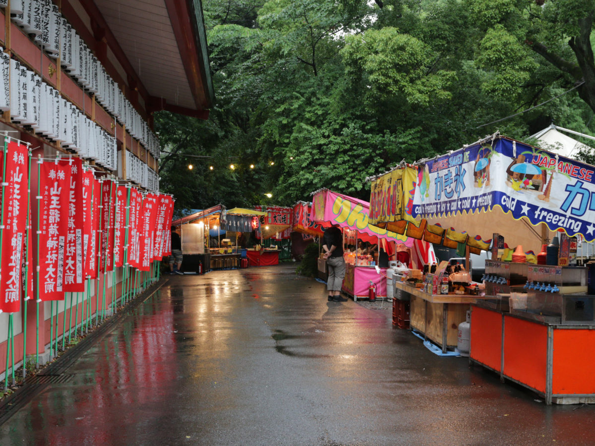 踊り場付近には、祭りの雰囲気を高める露店が連ねる