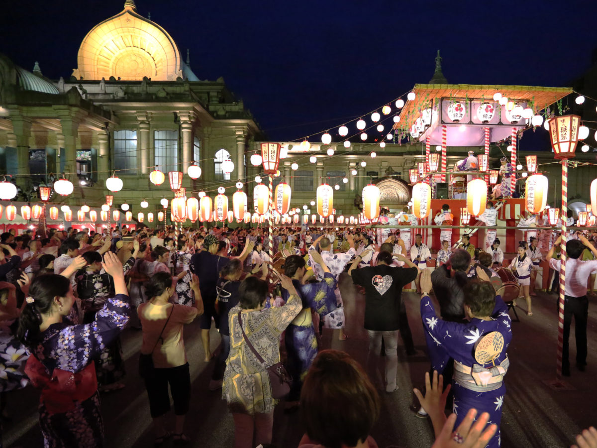 ライトアップされた本堂と華やかな櫓を見ながら踊るロケーションは、まさに絶景かな！