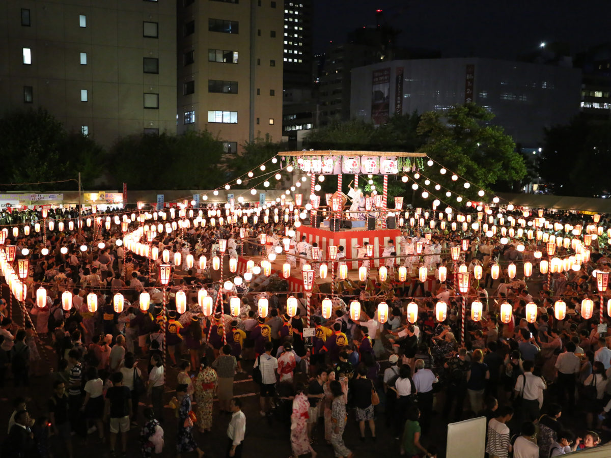 本堂から見下ろす櫓と踊り場の全景