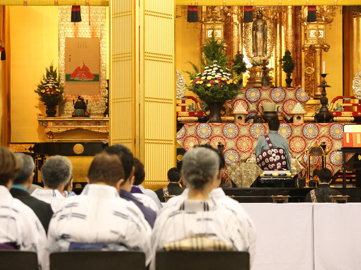 毎年盆踊り初日、踊りの開幕に先駆けて行われる物故者追悼法要