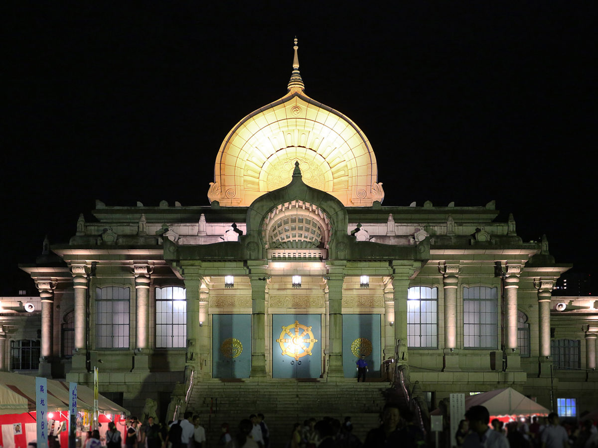 暗闇に映える築地本願寺の本堂。今も昔も築地の築地たる所以、心の拠り所としてこの町を見守り続ける