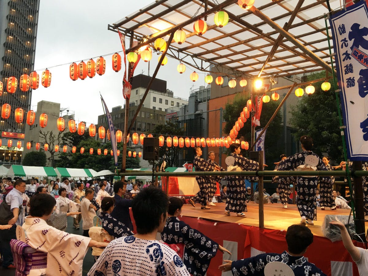 新橋こいち祭 スーツで参加は当たり前 サラリーマンの聖地で盆踊り オマツリジャパン あなたと祭りをつなげるメディア