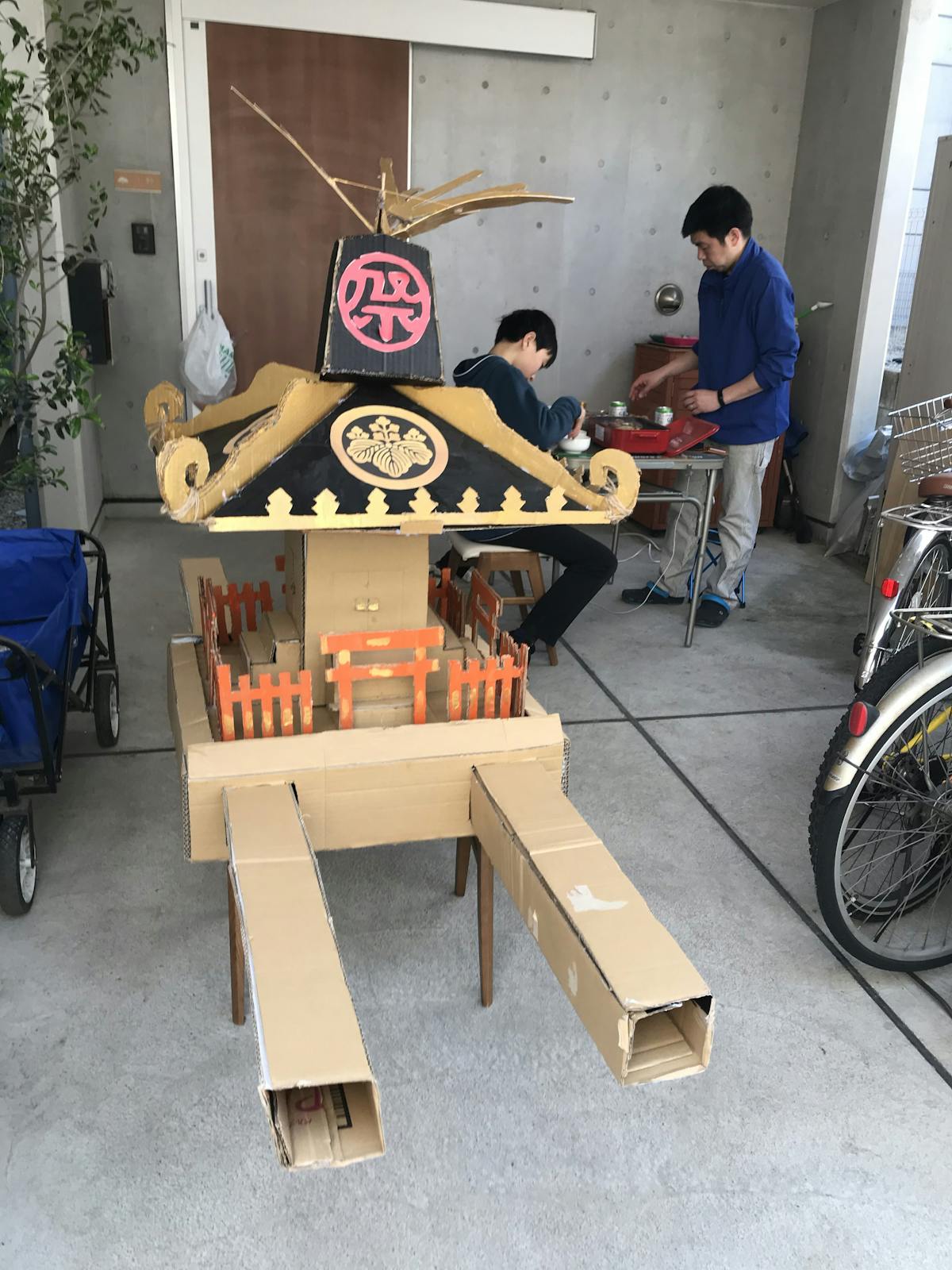 段ボール神輿 お祭り少年が作ったら 家族もご近所もハッピーになった件 オマツリジャパン あなたと祭りをつなげるメディア 段ボール神輿 お祭り少年が作ったら 家族もご近所もハッピーになった件 オマツリジャパン あなたと祭りをつなげるメディア
