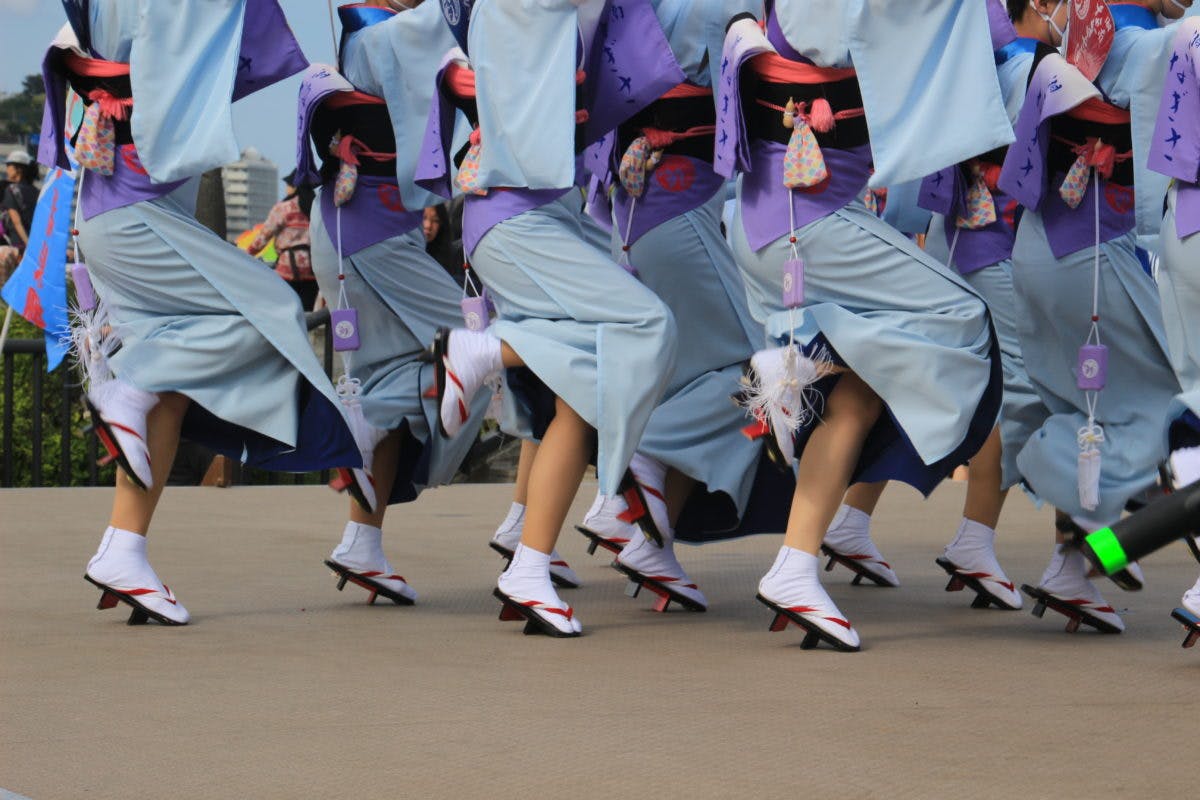 阿波踊りの舞台裏。知りたい！足袋と下駄、踊る阿呆のリアルな足元事情｜オマツリジャパン｜あなたと祭りをつなげるメディア