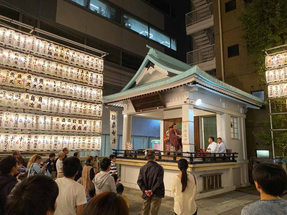 藤原秀郷が平将門の乱鎮定のために戦勝祈願し、戦後に白銀の狐像を奉納したと伝えられる椙森（すぎのもり）神社。恵比寿大神を祀り、べったら市は同社の恵比寿講でもある