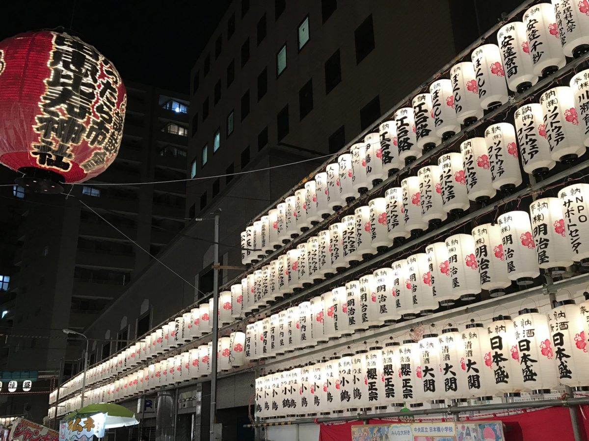 江戸情緒を感じる華やかな提灯