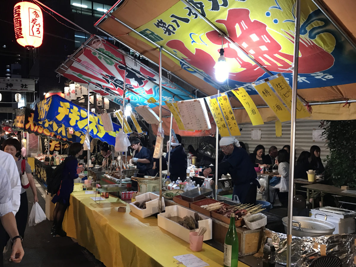 踊りの後には一杯ひっかけたくなる露店も多い