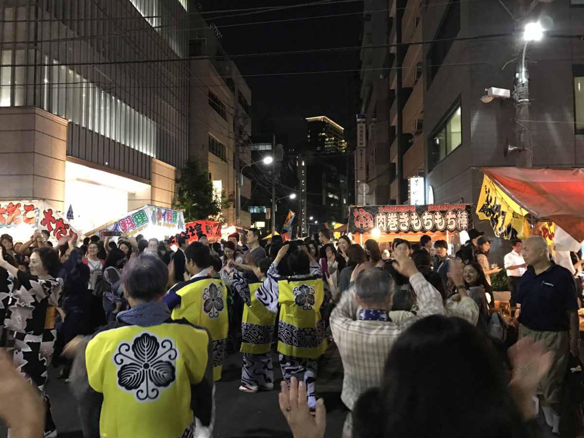 踊る場所を確保するのも難しいほど！【べったら盆踊り大会】の踊り場
