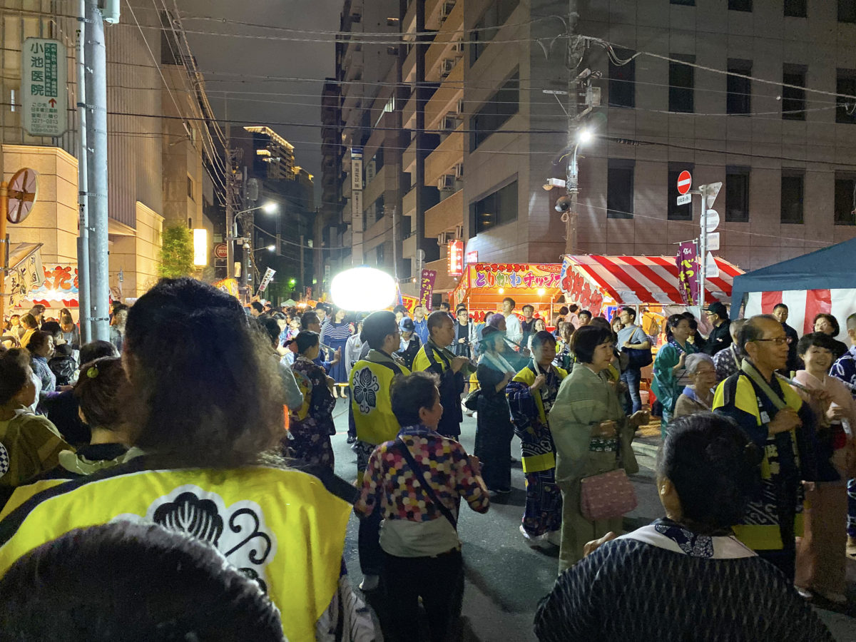 【べったら盆踊り大会】は、例年踊る場所を確保するのが難しいほどの混雑となる