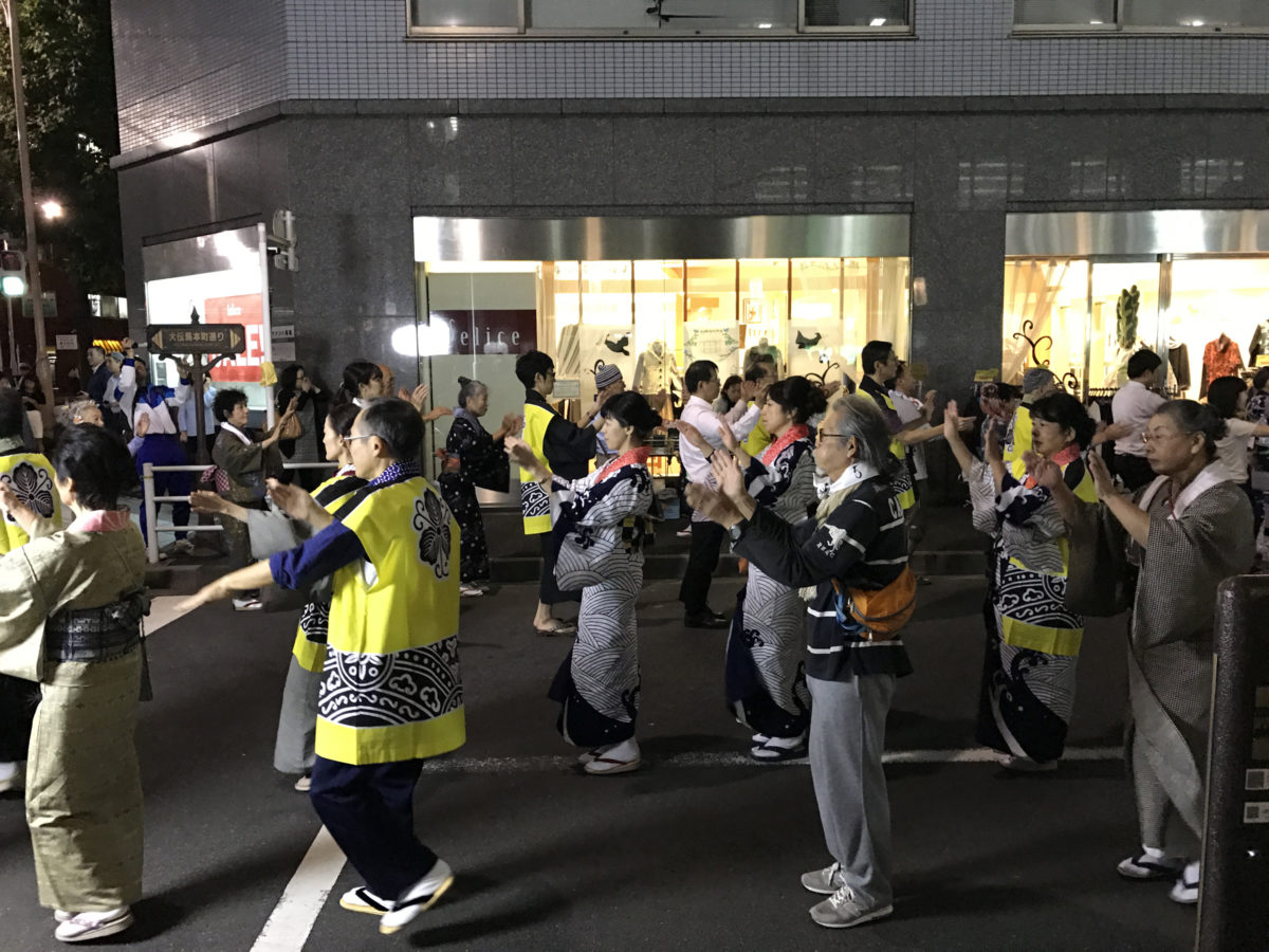 踊り場と化す、大伝馬本町通りの路上