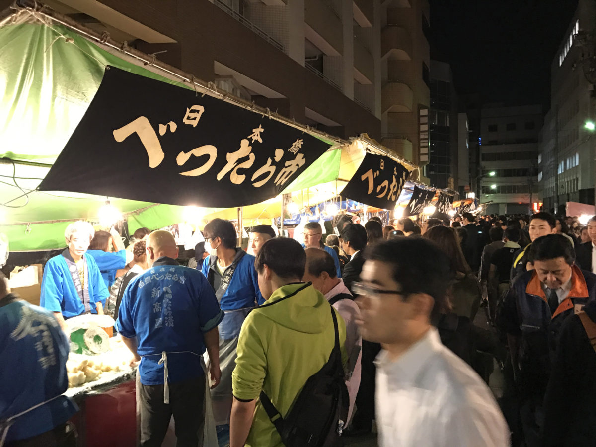 べったら漬けを販売する露天は常に人で溢れている