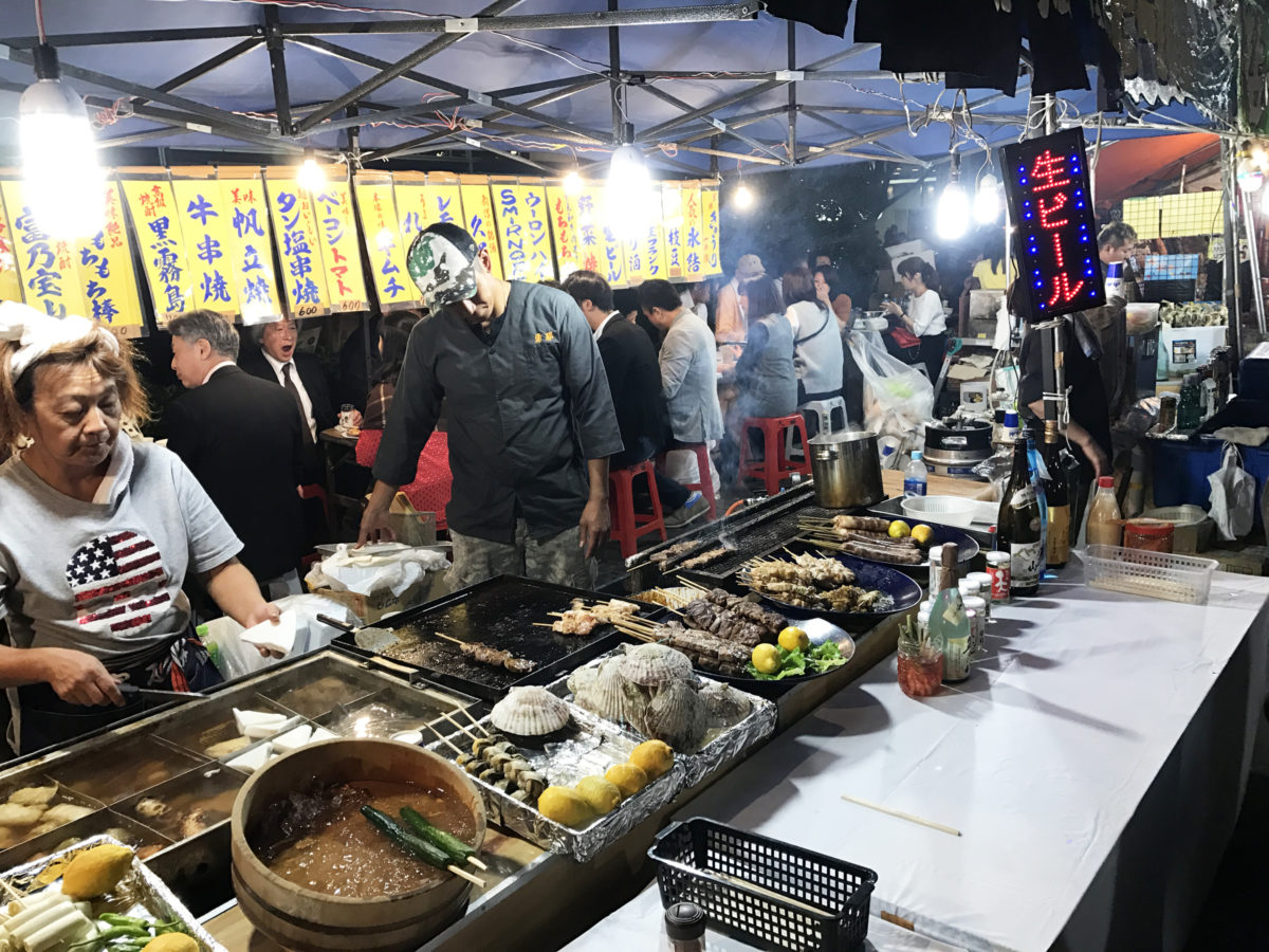 べったら市には居酒屋さながらの露店も多く軒を連ねる