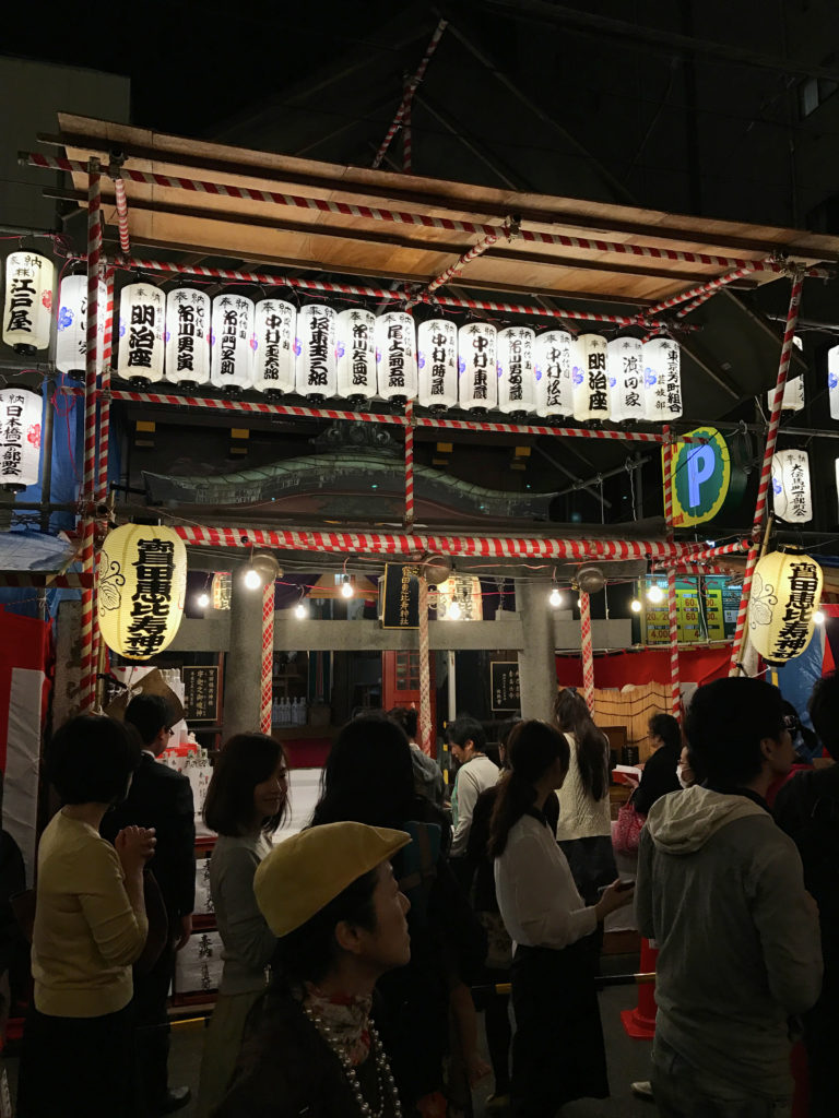 寶田恵比寿神社。宇迦之御魂神（ウカノミタマノカミ）・事代主命（コトシロヌシノミコト）・少彦名命（スクナヒコナノミコト）・大国主神（オオクニヌシノカミ）・大己貴命（オオナムチノミコト）・素盞嗚命（スサノオノミコト）という錚々たる神々を祀り、千両役者にも馴染みがある