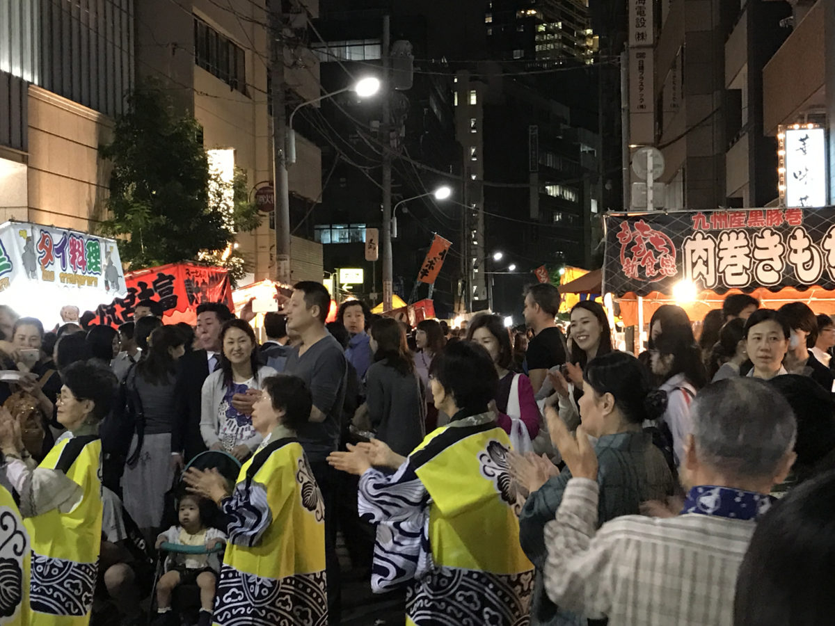 観客と踊り子、ほぼ垣根がない。見よう見まねで踊りの輪へ飛び込む方が多いのも【べったら盆踊り大会】の特徴だ