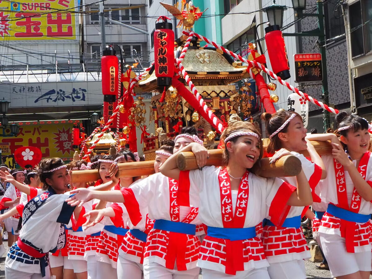 2023年完全復活！天神祭の華「ギャルみこし」を見て元気になろう！○○kgの神輿を担ぎ可憐に練り歩く！！｜株式会社オマツリジャパン