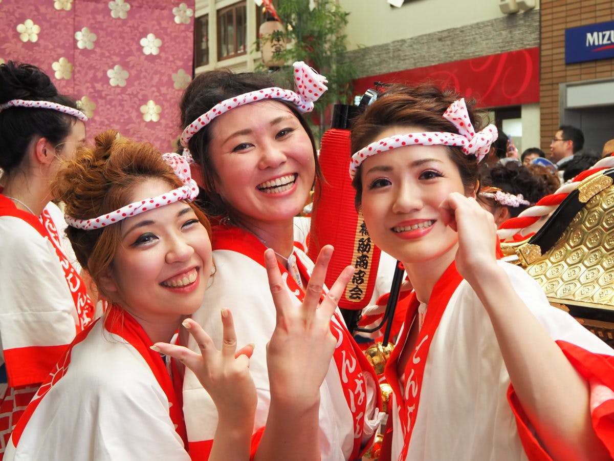 担ぎ手が美人だらけのお神輿があるって本当 ギャルみこしをご紹介 オマツリジャパン あなたと祭りをつなげるメディア 担ぎ手が美人だらけのお神輿があるって本当 ギャルみこしをご紹介 オマツリジャパン あなたと祭りをつなげるメディア