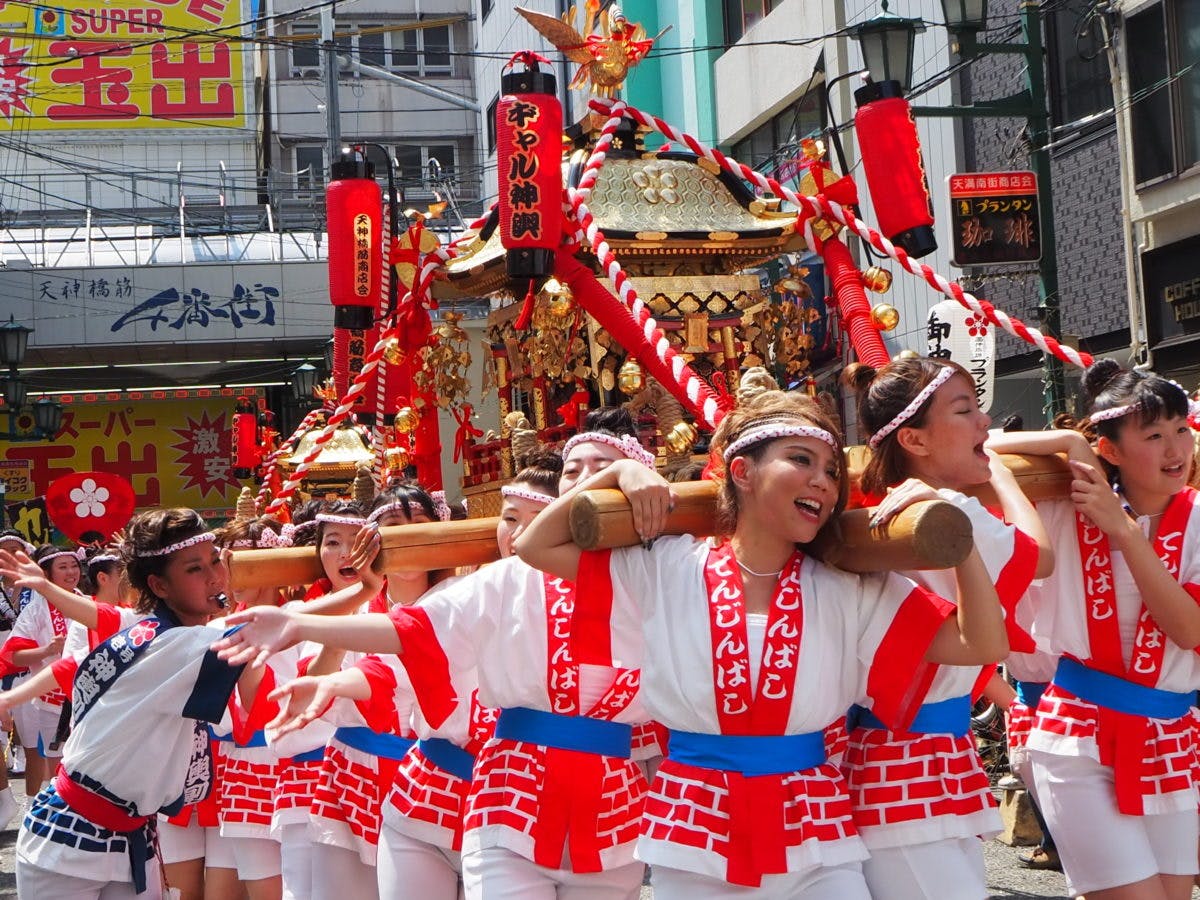 担ぎ手が美人だらけのお神輿があるって本当 ギャルみこしをご紹介 オマツリジャパン あなたと祭りをつなげるメディア