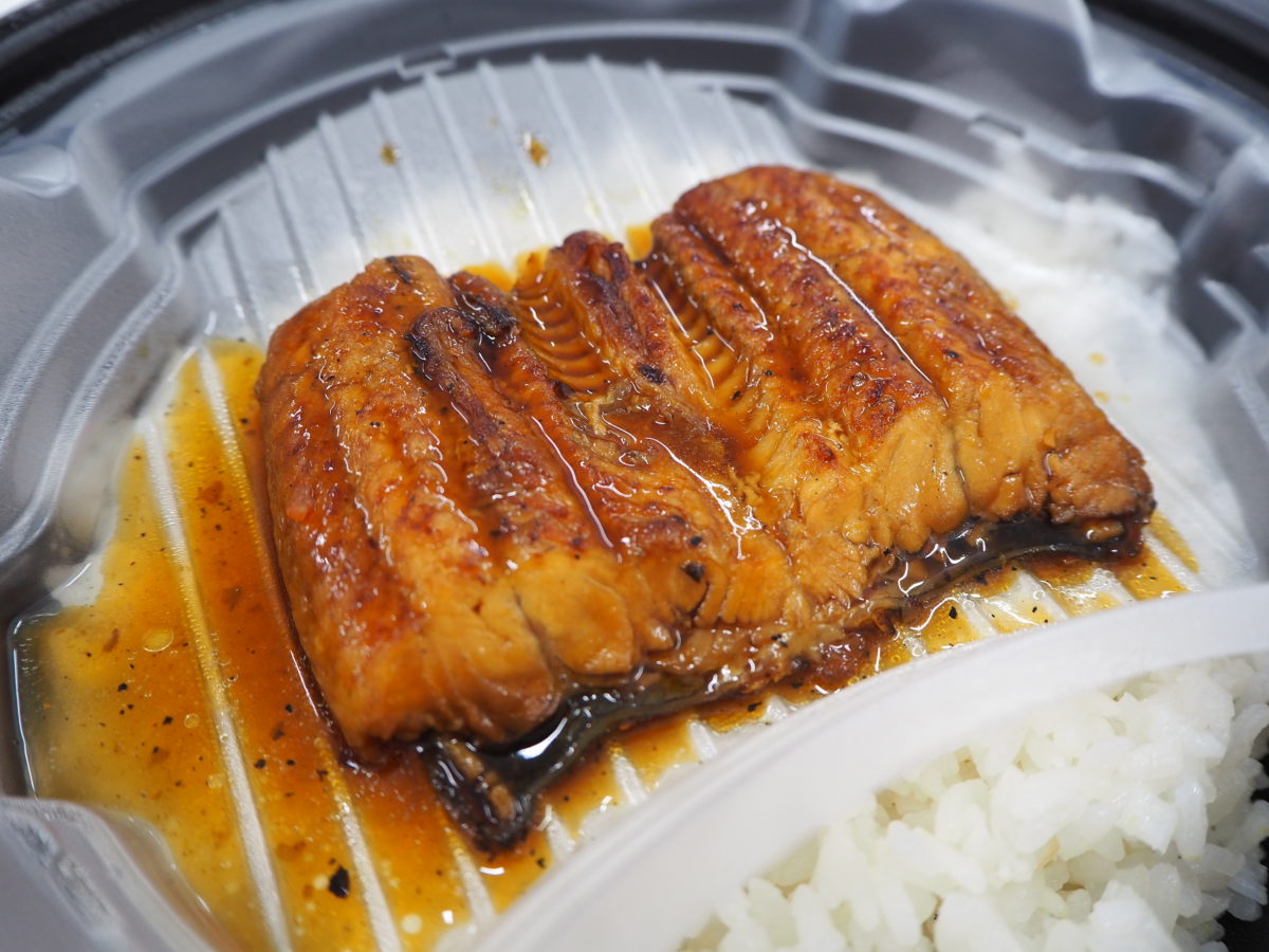 セパレートで盛り付けられているうなぎ