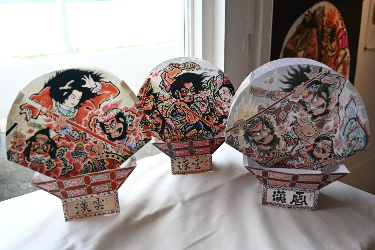 弘前観光コンベンション協会が制作したペーパークラフト。この企画のためにそれぞれ書き下ろした