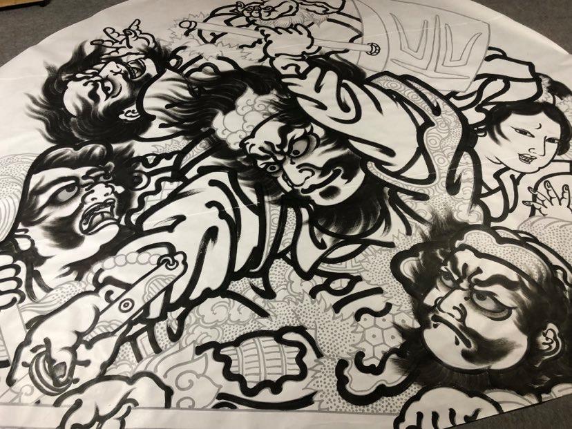 墨汁で描いた後、ロウ書きする。黒の部分が墨、灰色の部分がロウ