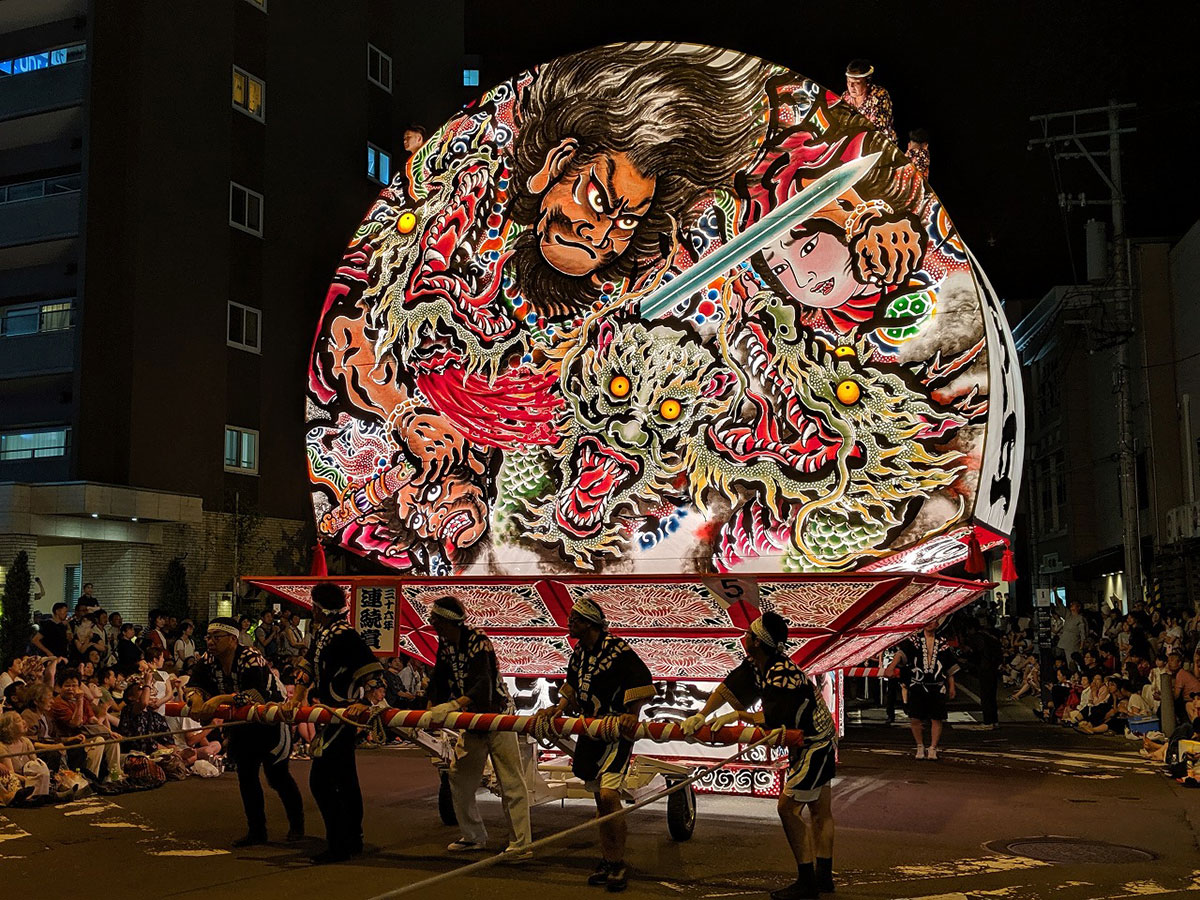 夜のねぷた絵は昼とは違った力強さや美しさがある